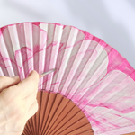 ABANICO  en seda y madera de peral, pintado a mano con flor en rosa . Talla clásico