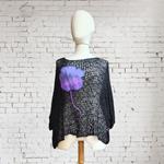 CAMISETA, PULL, calado color negro con aplicación bordada de flor morada