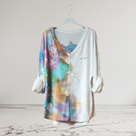 CAMISETA, PULL, color blanco  con dibujo degradado multicolor