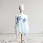 TUNICA ,blusa en gasa de seda, color blanco dibujo de flores en azul