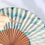 ABANICO  en seda y madera de peral, dibujo de flor grande en azul Talla clásico