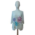 CAMISETA, PULL, color crudo  con dibujo de flores multicolores, escote en pico, manga francesa