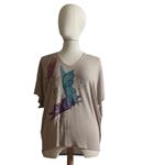 CAMISETA, PULL, color beig con dibujo de mariposas, en viscosa, lino, escote en pico, manga corta