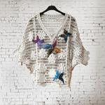 CAMISETA, PULL, calado color crudo con aplicación bordada de mariposas