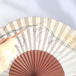 ABANICO  en seda y madera de peral, dibujo duna en arena. Talla clásico