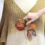 JERSEY, PULL, Maxi pull oversize de punto abierto en degrade beig con aplicación de flor de lana enfieltradas