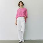 TUNICA, blusa, en gasa de seda, color rosa fucsia con aplicacion de florecillas