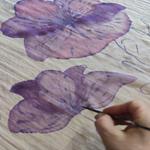 FULAR, en GASA DE SEDA, color blanco, dibujo de flor malva