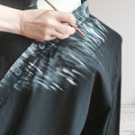 CHAQUETA , color negro, pintada a mano con pinceladas desiguales. en sarga plana