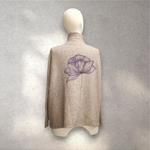 JERSEY, PULL, de corte evasé  y manga de canalé color visón con dibujo de amapolas de colores