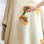 JERSEY, PULL, Maxi pull oversize de color arena con aplicación de mariposas de lana enfieltradas