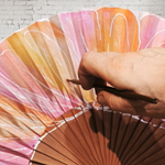 ABANICO  en seda y madera de peral, dibujo de pétalos naranja y rosa. Talla clásico