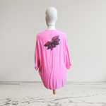BLUSA japo color fusia, dibujo de flores, en viscosa saten
