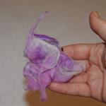 Broche en lana merino, afieltrado a mano
