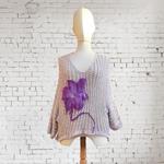 CAMISETA, PULL, calado color malva con aplicación bordada de flor morada en lana enfieltrada