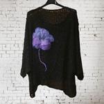 CAMISETA, PULL, calado color negro con aplicación bordada de flor morada