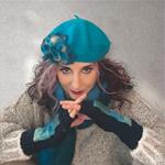 BOINA, azul turquesa,  con aplicación de flor azul en lana enfieltrada