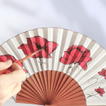ABANICO  en seda y madera de peral, dibujo de amapolas rojas. Talla clásico