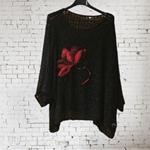 CAMISETA, PULL, calado color negro con aplicación bordada de flor en lana enfieltrada, escote en barco, manga francesa