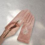 GUANTE rosa palo, con dibujo de flor blanca, interior térmico, táctil  