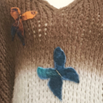 JERSEY, PULL, Maxi pull oversize de punto abierto en degrade del marron al azul, con aplicación de mariposas de lana enfieltradas