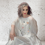 TUNICA ,blusa, vestido en gasa de seda, color blanco, con aplicación de florecillas