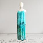  VESTIDO largo,de seda color azul, pintada a mano con sibori