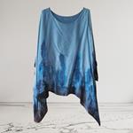 TUNICA ,blusa en gasa de seda, color azul, dibujo de pinceladas