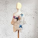 CAMISETA, PULL, calado color crudo con aplicación bordada de mariposas