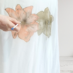 TUNICA ,blusa en gasa de seda blanca, con flores pintadas a mano