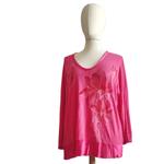 CAMISETA, PULL, color rosa fucsia   con dibujo de flores, en viscosa, escote en pico, manga larga, borde satinado