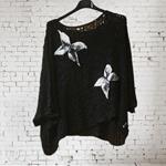 CAMISETA, PULL, calado color negro con aplicación bordada de mariposa en lana enfieltrada