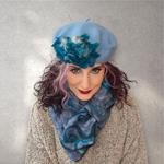 BOINA, azul celeste  con aplicación de flor turquesa en lana enfieltrada