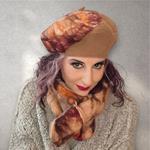 BOINA, patch beig con bordado de patch en tonos naturales en lana enfieltrada.