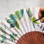 ABANICO  en seda y madera de peral, dibujo de flores y mariposas verdes. Talla clásico