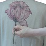 CAMISETA, PULL, color beig  con dibujo de flor roja, escote en pico, manga francesa