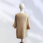 JERSEY, PULL, Maxi pull oversize de punto abierto color beig con flor de lana enfientrada en aplicación