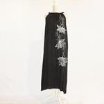 VESTIDO, sin manga, color negro, dibujo de flor blanca, en seda modal
