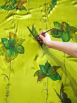 FULAR, en Seda satén, color verde, dibujo flor verde y naranja quemado