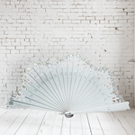 ABANICO baraja con calado,  color blanco, dibujo de flor plata, madera de arce lacado, tamaño medio