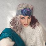 TURBANTE tipo cinta de color gris agua con flor azul de lana fieltro