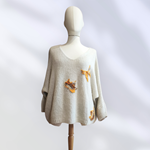 JERSEY, PULL, Maxi pull oversize de color arena con aplicación de mariposas de lana enfieltradas