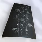 FULAR, en Seda satén, color negro, dibujo flor  blanco y plata