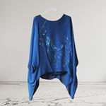 TUNICA ,blusa en gasa de seda, color azulon, dibujo de mariposas