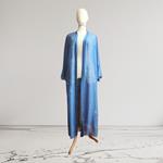  KIMONO,de seda color azul, pintada a mano con mariposas