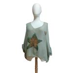 CAMISETA, PULL, calado color piedra  con  aplicación bordada de luna y estrella, escote en pico, manga larga