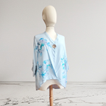 BLUSA japo, color celeste, dibujo sibori, en viscosa saten, manga japonesa