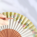 ABANICO  en seda y madera de peral, dibujo de florecitas ce colores. Talla clásico
