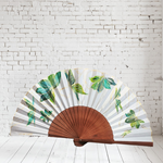 ABANICO  en seda y madera de peral, dibujo de flores y mariposas verdes. Talla clásico