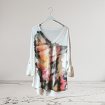 CAMISETA, PULL, color blanco  con dibujo en contraste multicolor